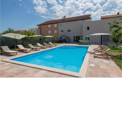 6 Bedroom Awesome Home In Imotski