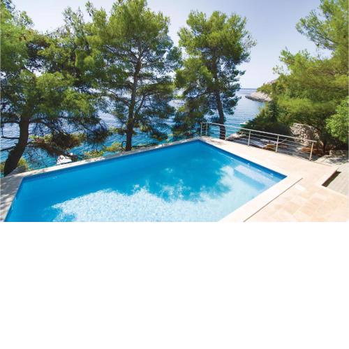 6 Bedroom Awesome Home In Prizba
