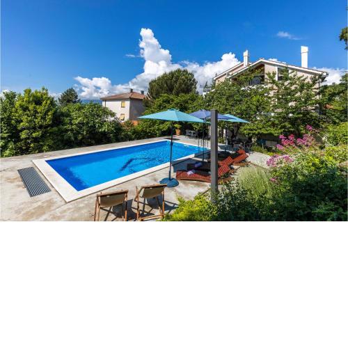 6 Bedroom Stunning Home In Spincici