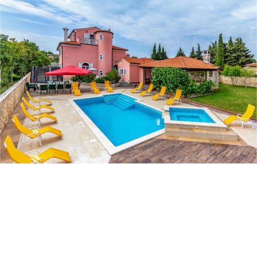 8 Bedroom Lovely Home In Pula