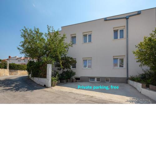 A2 - apt near beach w patio parking and grill