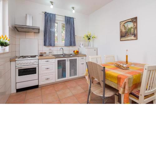 A2 - Modern apartment with garden 80m from beach