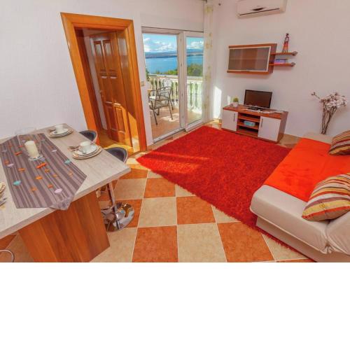 Adorable apartment in Dramalj with pool