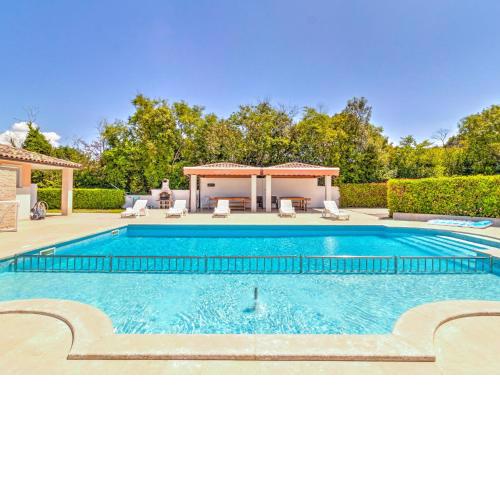Alluring Mobile Home in Banjole with Swimming Pool