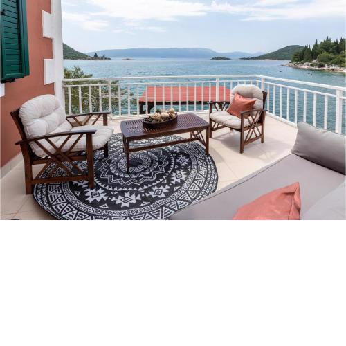 Amazing Apartment In Blace With House Sea View