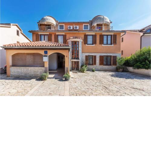 Amazing Apartment In Fazana With Kitchen