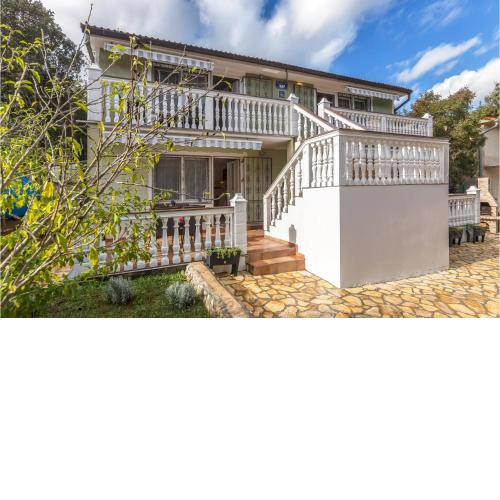 Amazing Apartment In Pavicini With Wifi
