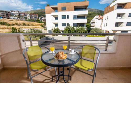 Amazing Apartment In Podstrana With 1 Bedrooms And Wifi