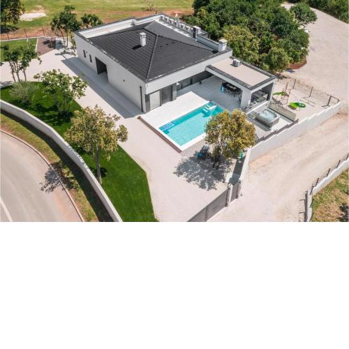 Amazing Home In Rebici With Outdoor Swimming Pool