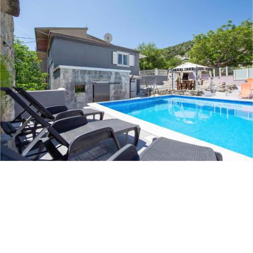 Amazing Home In Srinjine With Jacuzzi