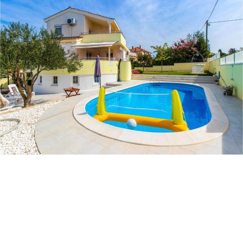 Amazing Home In Zadar With 4 Bedrooms, Wifi And Outdoor Swimming Pool