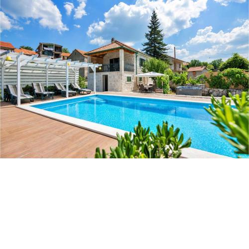 Amazing Home In Zagvozd With Jacuzzi