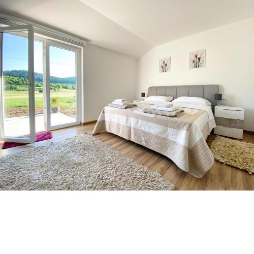 Apartman Fenestra s terasom i pogledom na Gacku
