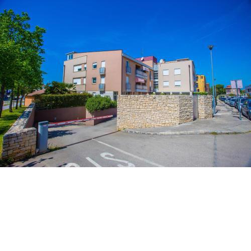 Apartment Dora near Sea and Center with Private Garage