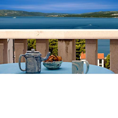 Apartment for two persons with sea view in Trogir near the beach