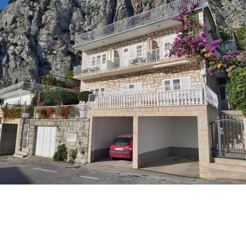 Apartment in Omiš with sea view, balcony, Wi-Fi (161-3)
