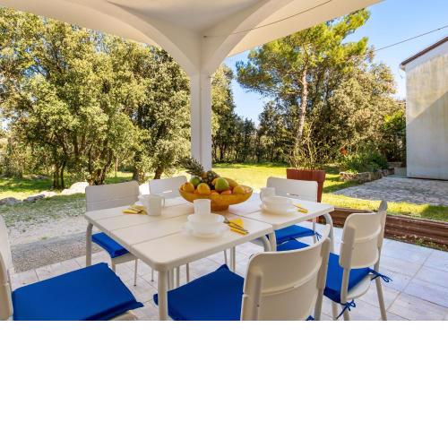 Apartment in pinewood near the sea
