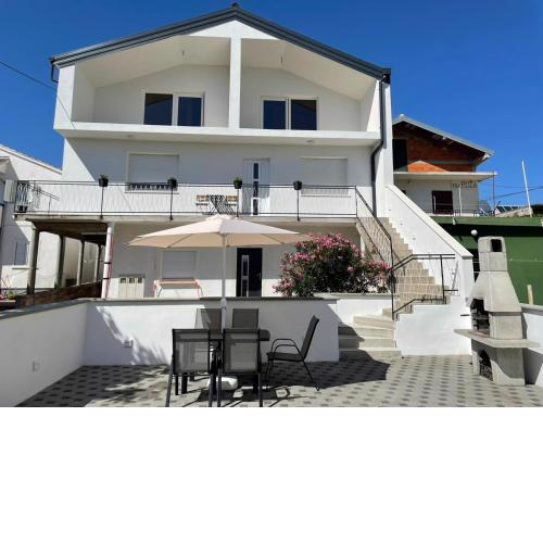 Apartment in Pirovac with balcony, air conditioning, Wi-Fi (4717-1)