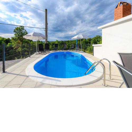 Apartment Lara with Swimming Pool - Paradiz