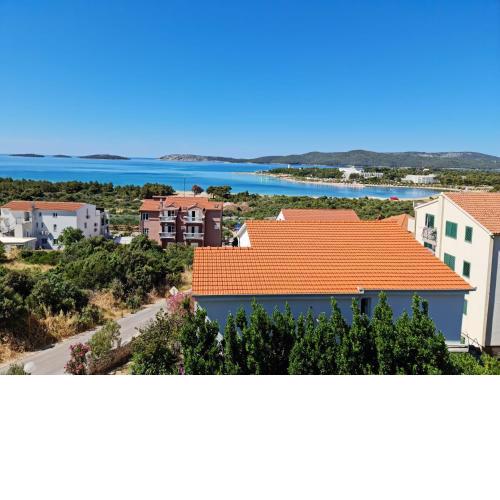 Apartment Luka with Balcony, sea view and FREE parking