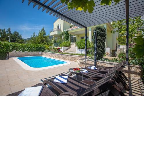 Apartment Luna in Makarska with private pool
