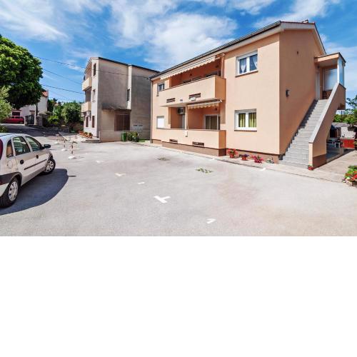 Apartment Marelja - private parking and balcony
