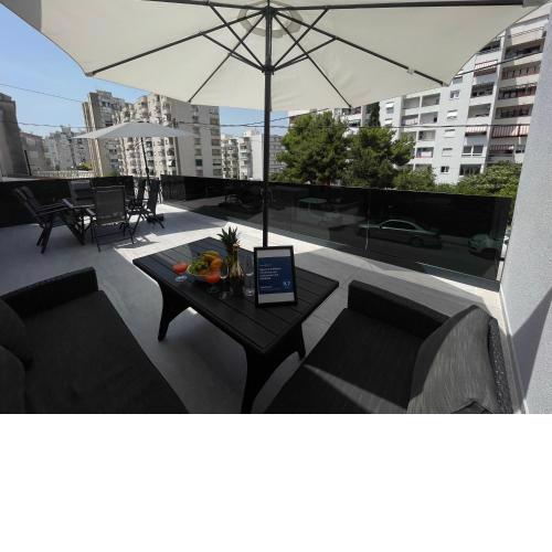 Apartment Matijas, 3 bedroom apt with terrace and PARKING