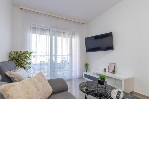 Apartment NINA, Makarska
