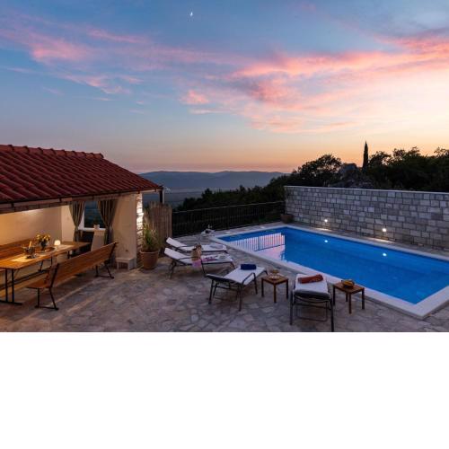 Apartment Source with Private Pool