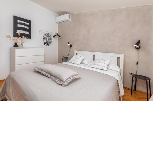 Apartment Tesic close to the sea with shared 4xbicycles