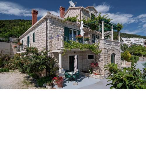 Apartments and rooms with parking space Bol, Brac - 15418