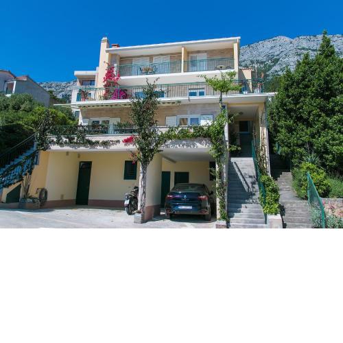 Apartments and rooms with parking space Brela, Makarska - 2717