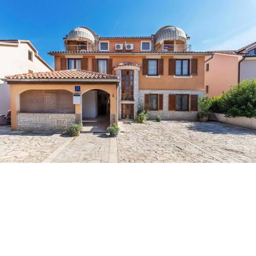 Apartments and rooms with parking space Fazana - 13742
