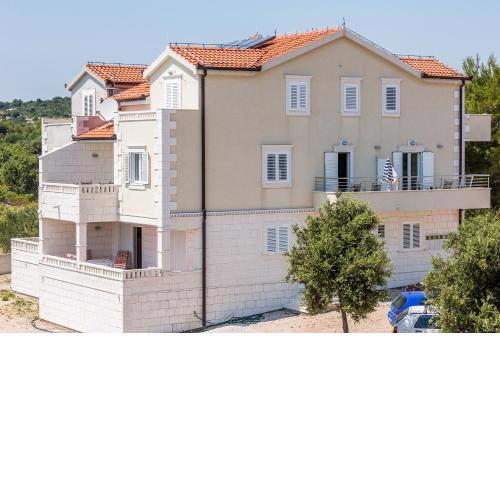 Apartments and rooms with parking space Rogoznica - 10339