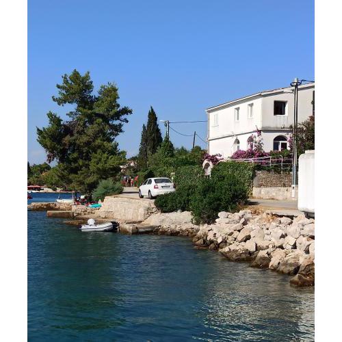 Apartments by the sea Necujam, Solta - 19067