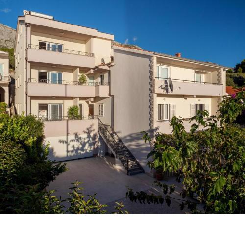 Apartments by the sea Tucepi, Makarska - 2677