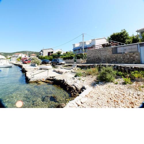 Apartments by the sea Vinisce, Trogir - 19014