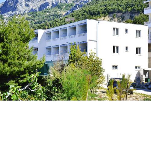 Apartments Ivan in Omis-Nemira, near the beach
