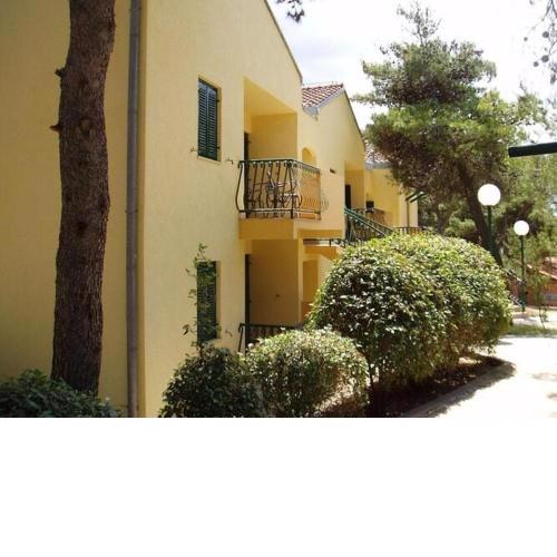 Apartments Kozarica in Pakostane, prime location on the beach