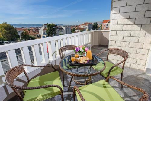 Apartments Lovric with sea view