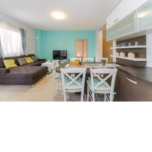 Apartments Maestral 70m from the beach - by TA Leut Agency