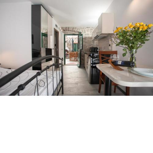 Apartments & Room Kartolina