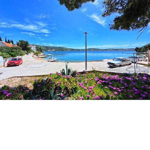 Apartments & Rooms Ruzmarin