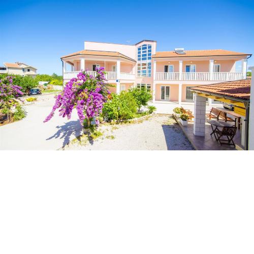 Apartments Tiho i Pave