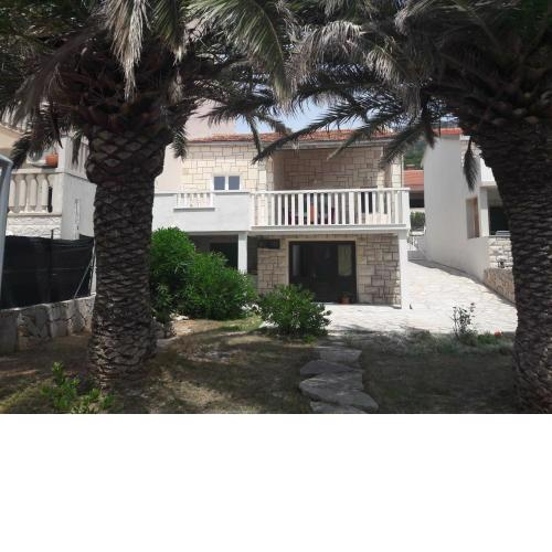 Apartments with a parking space Bol, Brac - 12288