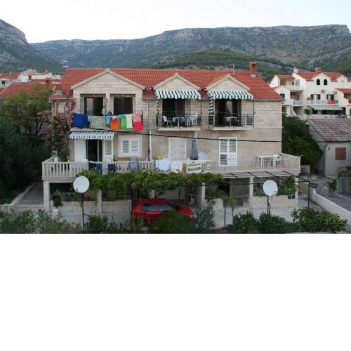 Apartments with a parking space Bol, Brac - 12980