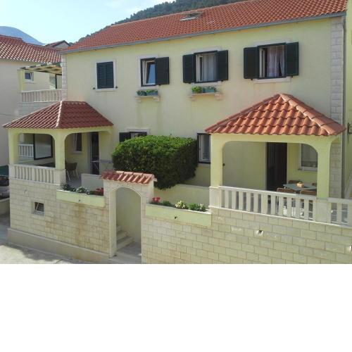Apartments with a parking space Bol, Brac - 15564