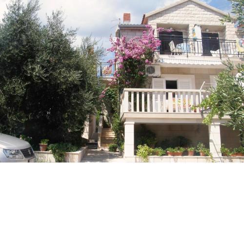 Apartments with a parking space Bol, Brac - 2892