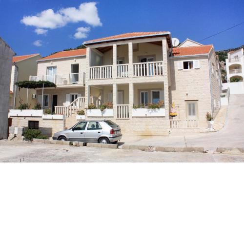 Apartments with a parking space Bol, Brac - 5641