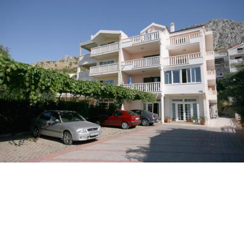 Apartments with a parking space Duce, Omis - 4650